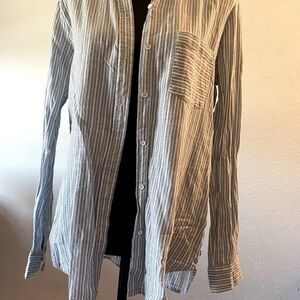 Women’s size medium William Rast Long sleeve button down shirt T27